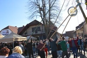 zobacz wyjatkowa fotorelacje z niedzieli palmowej w lipnicy murowanej to wlasnie tutaj zaledwie 50 km od krakowa odbywa sie najslynniejszy w polsce konkurs lipnickich palm wielkanocnych 10 300x199 - Niedziela Palmowa w Lipnicy Murowanej 2026: Rekordowe palmy i magia Małopolski pod Krakowem