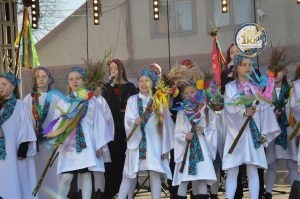zobacz wyjatkowa fotorelacje z niedzieli palmowej w lipnicy murowanej to wlasnie tutaj zaledwie 50 km od krakowa odbywa sie najslynniejszy w polsce konkurs lipnickich palm wielkanocnych 100 300x199 - Niedziela Palmowa w Lipnicy Murowanej 2026: Rekordowe palmy i magia Małopolski pod Krakowem