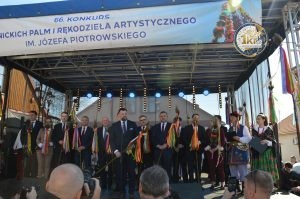 zobacz wyjatkowa fotorelacje z niedzieli palmowej w lipnicy murowanej to wlasnie tutaj zaledwie 50 km od krakowa odbywa sie najslynniejszy w polsce konkurs lipnickich palm wielkanocnych 103 300x199 - Niedziela Palmowa w Lipnicy Murowanej 2026: Rekordowe palmy i magia Małopolski pod Krakowem