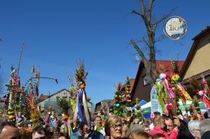 zobacz wyjatkowa fotorelacje z niedzieli palmowej w lipnicy murowanej to wlasnie tutaj zaledwie 50 km od krakowa odbywa sie najslynniejszy w polsce konkurs lipnickich palm wielkanocnych 106 300x199 - Niedziela Palmowa w Lipnicy Murowanej 2026: Rekordowe palmy i magia Małopolski pod Krakowem