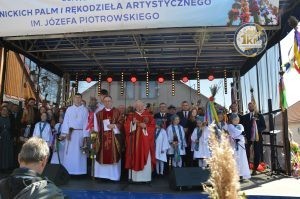 zobacz wyjatkowa fotorelacje z niedzieli palmowej w lipnicy murowanej to wlasnie tutaj zaledwie 50 km od krakowa odbywa sie najslynniejszy w polsce konkurs lipnickich palm wielkanocnych 107 300x199 - Niedziela Palmowa w Lipnicy Murowanej 2026: Rekordowe palmy i magia Małopolski pod Krakowem