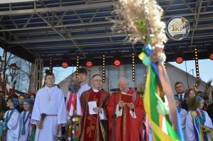 zobacz wyjatkowa fotorelacje z niedzieli palmowej w lipnicy murowanej to wlasnie tutaj zaledwie 50 km od krakowa odbywa sie najslynniejszy w polsce konkurs lipnickich palm wielkanocnych 108 300x199 - Niedziela Palmowa w Lipnicy Murowanej 2026: Rekordowe palmy i magia Małopolski pod Krakowem