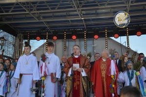 zobacz wyjatkowa fotorelacje z niedzieli palmowej w lipnicy murowanej to wlasnie tutaj zaledwie 50 km od krakowa odbywa sie najslynniejszy w polsce konkurs lipnickich palm wielkanocnych 109 300x199 - Niedziela Palmowa w Lipnicy Murowanej 2026: Rekordowe palmy i magia Małopolski pod Krakowem