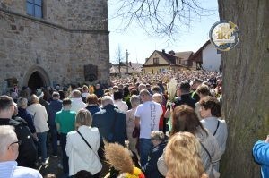 zobacz wyjatkowa fotorelacje z niedzieli palmowej w lipnicy murowanej to wlasnie tutaj zaledwie 50 km od krakowa odbywa sie najslynniejszy w polsce konkurs lipnickich palm wielkanocnych 110 300x199 - Niedziela Palmowa w Lipnicy Murowanej 2026: Rekordowe palmy i magia Małopolski pod Krakowem