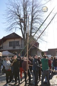 zobacz wyjatkowa fotorelacje z niedzieli palmowej w lipnicy murowanej to wlasnie tutaj zaledwie 50 km od krakowa odbywa sie najslynniejszy w polsce konkurs lipnickich palm wielkanocnych 12 199x300 - Niedziela Palmowa w Lipnicy Murowanej 2026: Rekordowe palmy i magia Małopolski pod Krakowem