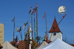 zobacz wyjatkowa fotorelacje z niedzieli palmowej w lipnicy murowanej to wlasnie tutaj zaledwie 50 km od krakowa odbywa sie najslynniejszy w polsce konkurs lipnickich palm wielkanocnych 14 300x199 - Niedziela Palmowa w Lipnicy Murowanej 2026: Rekordowe palmy i magia Małopolski pod Krakowem