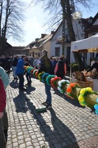 zobacz wyjatkowa fotorelacje z niedzieli palmowej w lipnicy murowanej to wlasnie tutaj zaledwie 50 km od krakowa odbywa sie najslynniejszy w polsce konkurs lipnickich palm wielkanocnych 15 199x300 - Niedziela Palmowa w Lipnicy Murowanej 2026: Rekordowe palmy i magia Małopolski pod Krakowem