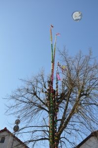 zobacz wyjatkowa fotorelacje z niedzieli palmowej w lipnicy murowanej to wlasnie tutaj zaledwie 50 km od krakowa odbywa sie najslynniejszy w polsce konkurs lipnickich palm wielkanocnych 16 199x300 - Niedziela Palmowa w Lipnicy Murowanej 2026: Rekordowe palmy i magia Małopolski pod Krakowem