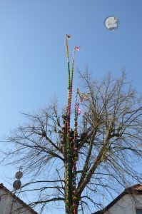 zobacz wyjatkowa fotorelacje z niedzieli palmowej w lipnicy murowanej to wlasnie tutaj zaledwie 50 km od krakowa odbywa sie najslynniejszy w polsce konkurs lipnickich palm wielkanocnych 17 199x300 - Niedziela Palmowa w Lipnicy Murowanej 2026: Rekordowe palmy i magia Małopolski pod Krakowem