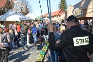 zobacz wyjatkowa fotorelacje z niedzieli palmowej w lipnicy murowanej to wlasnie tutaj zaledwie 50 km od krakowa odbywa sie najslynniejszy w polsce konkurs lipnickich palm wielkanocnych 22 300x199 - Niedziela Palmowa w Lipnicy Murowanej 2026: Rekordowe palmy i magia Małopolski pod Krakowem