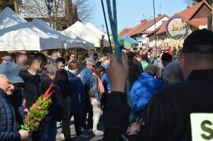 zobacz wyjatkowa fotorelacje z niedzieli palmowej w lipnicy murowanej to wlasnie tutaj zaledwie 50 km od krakowa odbywa sie najslynniejszy w polsce konkurs lipnickich palm wielkanocnych 24 300x199 - Niedziela Palmowa w Lipnicy Murowanej 2026: Rekordowe palmy i magia Małopolski pod Krakowem
