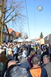 zobacz wyjatkowa fotorelacje z niedzieli palmowej w lipnicy murowanej to wlasnie tutaj zaledwie 50 km od krakowa odbywa sie najslynniejszy w polsce konkurs lipnickich palm wielkanocnych 26 199x300 - Niedziela Palmowa w Lipnicy Murowanej 2026: Rekordowe palmy i magia Małopolski pod Krakowem