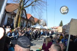 zobacz wyjatkowa fotorelacje z niedzieli palmowej w lipnicy murowanej to wlasnie tutaj zaledwie 50 km od krakowa odbywa sie najslynniejszy w polsce konkurs lipnickich palm wielkanocnych 27 300x199 - Niedziela Palmowa w Lipnicy Murowanej 2026: Rekordowe palmy i magia Małopolski pod Krakowem