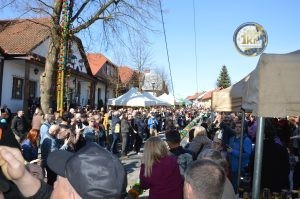 zobacz wyjatkowa fotorelacje z niedzieli palmowej w lipnicy murowanej to wlasnie tutaj zaledwie 50 km od krakowa odbywa sie najslynniejszy w polsce konkurs lipnickich palm wielkanocnych 29 300x199 - Niedziela Palmowa w Lipnicy Murowanej 2026: Rekordowe palmy i magia Małopolski pod Krakowem