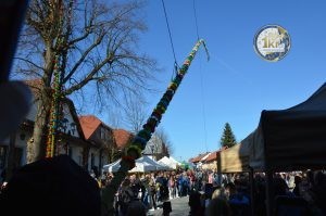 zobacz wyjatkowa fotorelacje z niedzieli palmowej w lipnicy murowanej to wlasnie tutaj zaledwie 50 km od krakowa odbywa sie najslynniejszy w polsce konkurs lipnickich palm wielkanocnych 34 300x199 - Niedziela Palmowa w Lipnicy Murowanej 2026: Rekordowe palmy i magia Małopolski pod Krakowem