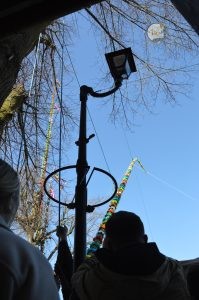 zobacz wyjatkowa fotorelacje z niedzieli palmowej w lipnicy murowanej to wlasnie tutaj zaledwie 50 km od krakowa odbywa sie najslynniejszy w polsce konkurs lipnickich palm wielkanocnych 36 199x300 - Niedziela Palmowa w Lipnicy Murowanej 2026: Rekordowe palmy i magia Małopolski pod Krakowem