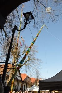 zobacz wyjatkowa fotorelacje z niedzieli palmowej w lipnicy murowanej to wlasnie tutaj zaledwie 50 km od krakowa odbywa sie najslynniejszy w polsce konkurs lipnickich palm wielkanocnych 38 199x300 - Niedziela Palmowa w Lipnicy Murowanej 2026: Rekordowe palmy i magia Małopolski pod Krakowem