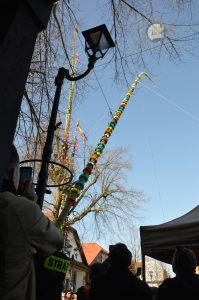 zobacz wyjatkowa fotorelacje z niedzieli palmowej w lipnicy murowanej to wlasnie tutaj zaledwie 50 km od krakowa odbywa sie najslynniejszy w polsce konkurs lipnickich palm wielkanocnych 39 199x300 - Niedziela Palmowa w Lipnicy Murowanej 2026: Rekordowe palmy i magia Małopolski pod Krakowem