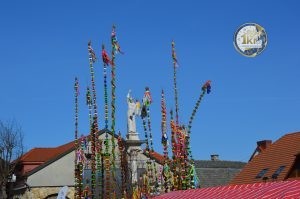 zobacz wyjatkowa fotorelacje z niedzieli palmowej w lipnicy murowanej to wlasnie tutaj zaledwie 50 km od krakowa odbywa sie najslynniejszy w polsce konkurs lipnickich palm wielkanocnych 46 300x199 - Niedziela Palmowa w Lipnicy Murowanej 2026: Rekordowe palmy i magia Małopolski pod Krakowem