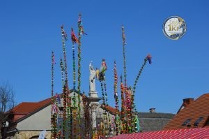zobacz wyjatkowa fotorelacje z niedzieli palmowej w lipnicy murowanej to wlasnie tutaj zaledwie 50 km od krakowa odbywa sie najslynniejszy w polsce konkurs lipnickich palm wielkanocnych 47 300x199 - Niedziela Palmowa w Lipnicy Murowanej 2026: Rekordowe palmy i magia Małopolski pod Krakowem
