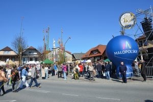 zobacz wyjatkowa fotorelacje z niedzieli palmowej w lipnicy murowanej to wlasnie tutaj zaledwie 50 km od krakowa odbywa sie najslynniejszy w polsce konkurs lipnickich palm wielkanocnych 49 300x199 - Niedziela Palmowa w Lipnicy Murowanej 2026: Rekordowe palmy i magia Małopolski pod Krakowem