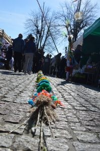 zobacz wyjatkowa fotorelacje z niedzieli palmowej w lipnicy murowanej to wlasnie tutaj zaledwie 50 km od krakowa odbywa sie najslynniejszy w polsce konkurs lipnickich palm wielkanocnych 5 199x300 - Niedziela Palmowa w Lipnicy Murowanej 2026: Rekordowe palmy i magia Małopolski pod Krakowem