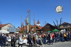 zobacz wyjatkowa fotorelacje z niedzieli palmowej w lipnicy murowanej to wlasnie tutaj zaledwie 50 km od krakowa odbywa sie najslynniejszy w polsce konkurs lipnickich palm wielkanocnych 50 300x199 - Niedziela Palmowa w Lipnicy Murowanej 2026: Rekordowe palmy i magia Małopolski pod Krakowem