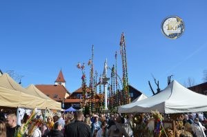 zobacz wyjatkowa fotorelacje z niedzieli palmowej w lipnicy murowanej to wlasnie tutaj zaledwie 50 km od krakowa odbywa sie najslynniejszy w polsce konkurs lipnickich palm wielkanocnych 51 300x199 - Niedziela Palmowa w Lipnicy Murowanej 2026: Rekordowe palmy i magia Małopolski pod Krakowem