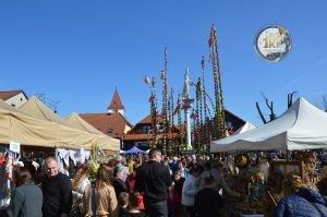 zobacz wyjatkowa fotorelacje z niedzieli palmowej w lipnicy murowanej to wlasnie tutaj zaledwie 50 km od krakowa odbywa sie najslynniejszy w polsce konkurs lipnickich palm wielkanocnych 52 300x199 - Niedziela Palmowa w Lipnicy Murowanej 2026: Rekordowe palmy i magia Małopolski pod Krakowem