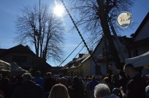 zobacz wyjatkowa fotorelacje z niedzieli palmowej w lipnicy murowanej to wlasnie tutaj zaledwie 50 km od krakowa odbywa sie najslynniejszy w polsce konkurs lipnickich palm wielkanocnych 6 300x199 - Niedziela Palmowa w Lipnicy Murowanej 2026: Rekordowe palmy i magia Małopolski pod Krakowem