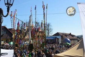 zobacz wyjatkowa fotorelacje z niedzieli palmowej w lipnicy murowanej to wlasnie tutaj zaledwie 50 km od krakowa odbywa sie najslynniejszy w polsce konkurs lipnickich palm wielkanocnych 60 300x199 - Niedziela Palmowa w Lipnicy Murowanej 2026: Rekordowe palmy i magia Małopolski pod Krakowem