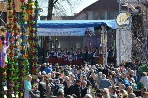 zobacz wyjatkowa fotorelacje z niedzieli palmowej w lipnicy murowanej to wlasnie tutaj zaledwie 50 km od krakowa odbywa sie najslynniejszy w polsce konkurs lipnickich palm wielkanocnych 61 300x199 - Niedziela Palmowa w Lipnicy Murowanej 2026: Rekordowe palmy i magia Małopolski pod Krakowem