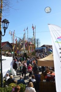 zobacz wyjatkowa fotorelacje z niedzieli palmowej w lipnicy murowanej to wlasnie tutaj zaledwie 50 km od krakowa odbywa sie najslynniejszy w polsce konkurs lipnickich palm wielkanocnych 64 199x300 - Niedziela Palmowa w Lipnicy Murowanej 2026: Rekordowe palmy i magia Małopolski pod Krakowem