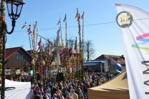 zobacz wyjatkowa fotorelacje z niedzieli palmowej w lipnicy murowanej to wlasnie tutaj zaledwie 50 km od krakowa odbywa sie najslynniejszy w polsce konkurs lipnickich palm wielkanocnych 66 300x199 - Niedziela Palmowa w Lipnicy Murowanej 2026: Rekordowe palmy i magia Małopolski pod Krakowem