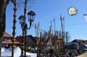 zobacz wyjatkowa fotorelacje z niedzieli palmowej w lipnicy murowanej to wlasnie tutaj zaledwie 50 km od krakowa odbywa sie najslynniejszy w polsce konkurs lipnickich palm wielkanocnych 67 300x199 - Niedziela Palmowa w Lipnicy Murowanej 2026: Rekordowe palmy i magia Małopolski pod Krakowem