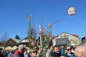 zobacz wyjatkowa fotorelacje z niedzieli palmowej w lipnicy murowanej to wlasnie tutaj zaledwie 50 km od krakowa odbywa sie najslynniejszy w polsce konkurs lipnickich palm wielkanocnych 73 300x199 - Niedziela Palmowa w Lipnicy Murowanej 2026: Rekordowe palmy i magia Małopolski pod Krakowem
