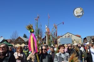 zobacz wyjatkowa fotorelacje z niedzieli palmowej w lipnicy murowanej to wlasnie tutaj zaledwie 50 km od krakowa odbywa sie najslynniejszy w polsce konkurs lipnickich palm wielkanocnych 77 300x199 - Niedziela Palmowa w Lipnicy Murowanej 2026: Rekordowe palmy i magia Małopolski pod Krakowem