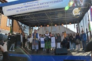zobacz wyjatkowa fotorelacje z niedzieli palmowej w lipnicy murowanej to wlasnie tutaj zaledwie 50 km od krakowa odbywa sie najslynniejszy w polsce konkurs lipnickich palm wielkanocnych 78 300x199 - Niedziela Palmowa w Lipnicy Murowanej 2026: Rekordowe palmy i magia Małopolski pod Krakowem