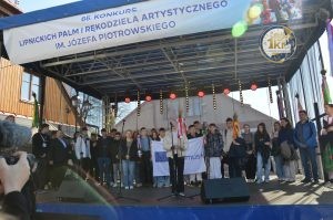zobacz wyjatkowa fotorelacje z niedzieli palmowej w lipnicy murowanej to wlasnie tutaj zaledwie 50 km od krakowa odbywa sie najslynniejszy w polsce konkurs lipnickich palm wielkanocnych 79 300x199 - Niedziela Palmowa w Lipnicy Murowanej 2026: Rekordowe palmy i magia Małopolski pod Krakowem