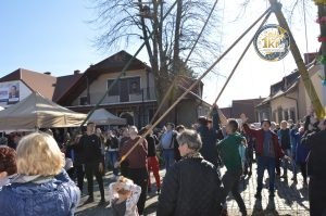 zobacz wyjatkowa fotorelacje z niedzieli palmowej w lipnicy murowanej to wlasnie tutaj zaledwie 50 km od krakowa odbywa sie najslynniejszy w polsce konkurs lipnickich palm wielkanocnych 8 300x199 - Niedziela Palmowa w Lipnicy Murowanej 2026: Rekordowe palmy i magia Małopolski pod Krakowem