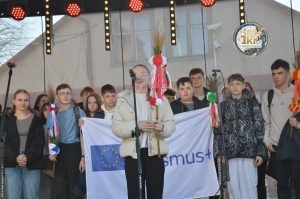 zobacz wyjatkowa fotorelacje z niedzieli palmowej w lipnicy murowanej to wlasnie tutaj zaledwie 50 km od krakowa odbywa sie najslynniejszy w polsce konkurs lipnickich palm wielkanocnych 80 300x199 - Niedziela Palmowa w Lipnicy Murowanej 2026: Rekordowe palmy i magia Małopolski pod Krakowem