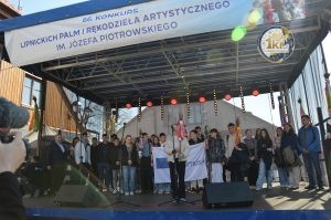 zobacz wyjatkowa fotorelacje z niedzieli palmowej w lipnicy murowanej to wlasnie tutaj zaledwie 50 km od krakowa odbywa sie najslynniejszy w polsce konkurs lipnickich palm wielkanocnych 81 300x199 - Niedziela Palmowa w Lipnicy Murowanej 2026: Rekordowe palmy i magia Małopolski pod Krakowem