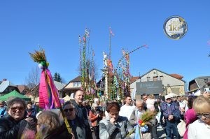 zobacz wyjatkowa fotorelacje z niedzieli palmowej w lipnicy murowanej to wlasnie tutaj zaledwie 50 km od krakowa odbywa sie najslynniejszy w polsce konkurs lipnickich palm wielkanocnych 82 300x199 - Niedziela Palmowa w Lipnicy Murowanej 2026: Rekordowe palmy i magia Małopolski pod Krakowem