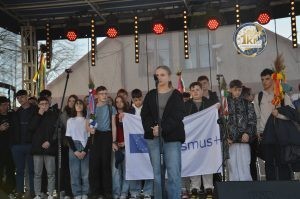 zobacz wyjatkowa fotorelacje z niedzieli palmowej w lipnicy murowanej to wlasnie tutaj zaledwie 50 km od krakowa odbywa sie najslynniejszy w polsce konkurs lipnickich palm wielkanocnych 83 300x199 - Niedziela Palmowa w Lipnicy Murowanej 2026: Rekordowe palmy i magia Małopolski pod Krakowem
