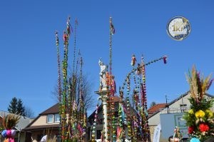 zobacz wyjatkowa fotorelacje z niedzieli palmowej w lipnicy murowanej to wlasnie tutaj zaledwie 50 km od krakowa odbywa sie najslynniejszy w polsce konkurs lipnickich palm wielkanocnych 84 300x199 - Niedziela Palmowa w Lipnicy Murowanej 2026: Rekordowe palmy i magia Małopolski pod Krakowem