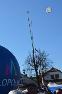 zobacz wyjatkowa fotorelacje z niedzieli palmowej w lipnicy murowanej to wlasnie tutaj zaledwie 50 km od krakowa odbywa sie najslynniejszy w polsce konkurs lipnickich palm wielkanocnych 85 199x300 - Niedziela Palmowa w Lipnicy Murowanej 2026: Rekordowe palmy i magia Małopolski pod Krakowem