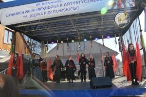 zobacz wyjatkowa fotorelacje z niedzieli palmowej w lipnicy murowanej to wlasnie tutaj zaledwie 50 km od krakowa odbywa sie najslynniejszy w polsce konkurs lipnickich palm wielkanocnych 86 300x199 - Niedziela Palmowa w Lipnicy Murowanej 2026: Rekordowe palmy i magia Małopolski pod Krakowem