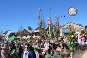 zobacz wyjatkowa fotorelacje z niedzieli palmowej w lipnicy murowanej to wlasnie tutaj zaledwie 50 km od krakowa odbywa sie najslynniejszy w polsce konkurs lipnickich palm wielkanocnych 87 300x199 - Niedziela Palmowa w Lipnicy Murowanej 2026: Rekordowe palmy i magia Małopolski pod Krakowem