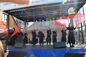 zobacz wyjatkowa fotorelacje z niedzieli palmowej w lipnicy murowanej to wlasnie tutaj zaledwie 50 km od krakowa odbywa sie najslynniejszy w polsce konkurs lipnickich palm wielkanocnych 88 300x199 - Niedziela Palmowa w Lipnicy Murowanej 2026: Rekordowe palmy i magia Małopolski pod Krakowem