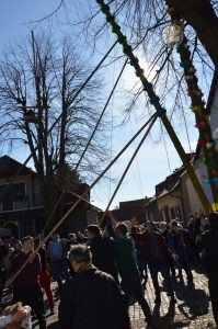 zobacz wyjatkowa fotorelacje z niedzieli palmowej w lipnicy murowanej to wlasnie tutaj zaledwie 50 km od krakowa odbywa sie najslynniejszy w polsce konkurs lipnickich palm wielkanocnych 9 199x300 - Niedziela Palmowa w Lipnicy Murowanej 2026: Rekordowe palmy i magia Małopolski pod Krakowem